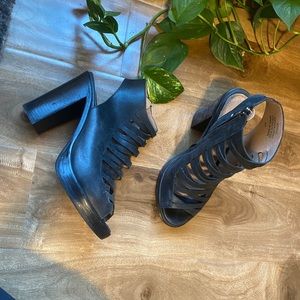 Black leather strappy sandal Steve Madden